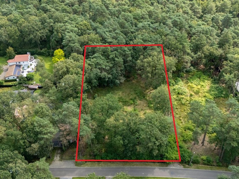 Terrain à bâtir calme pour une construction ouverte sur une parcelle de 4 328 m². Ce terrain offre la combinaison parfaite entre tranquillité et acces