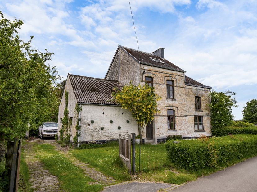 EasyHome presenteert u deze opportuniteit gelegen in het gegeerde dorp Haute Sarte, op het grondgebied van Huy, in een rustige en groene omgeving, ter