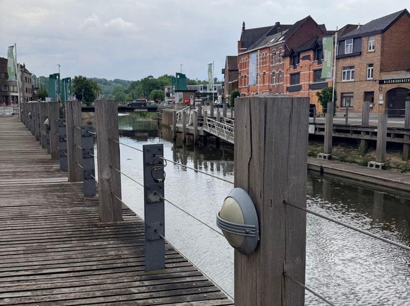 VOORMALIGE BURGERWONING OP TOPLOCATIE LANGS DE GERAARDSBERGSE KAAI. Op één van de aangenaamste plekken van de Oudenbergstad vind je langs de Dender de