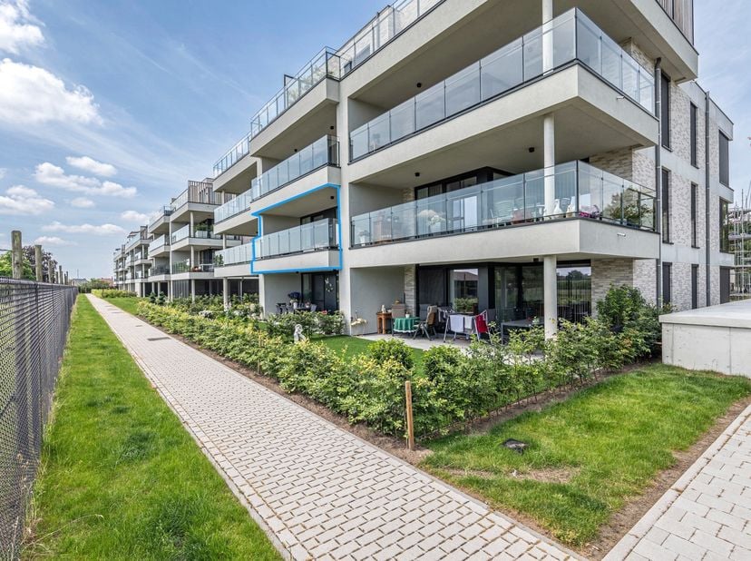 Huurprijs: 950 EUR per maand<br />
+ 100 EUR per maand voor ondergrondse autostaanplaats en berging<br />
+ 90 EUR per maand gemeenschappelijke kosten