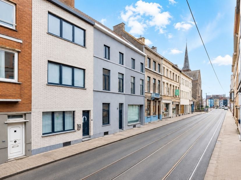 Bent u op zoek naar een ruime woning met een uitstekende bereikbaarheid en tal van mogelijkheden? Dan is deze charmante gezinswoning in Ledeberg ( vla