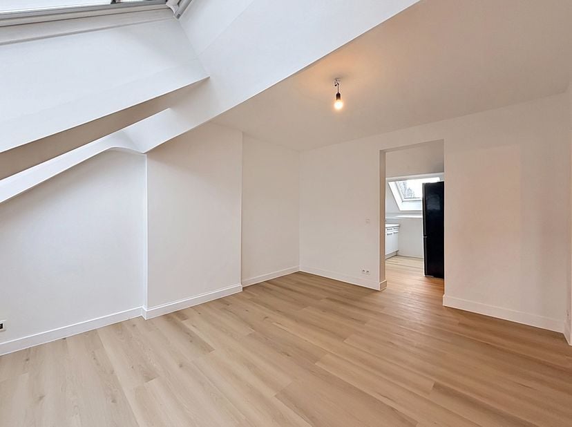 UCCLE LANGEVELD/ In een klein appartementencomplex, vlak bij het openbaar vervoer, winkels en het Bois de la Cambre, charmant gerenoveerd appartement