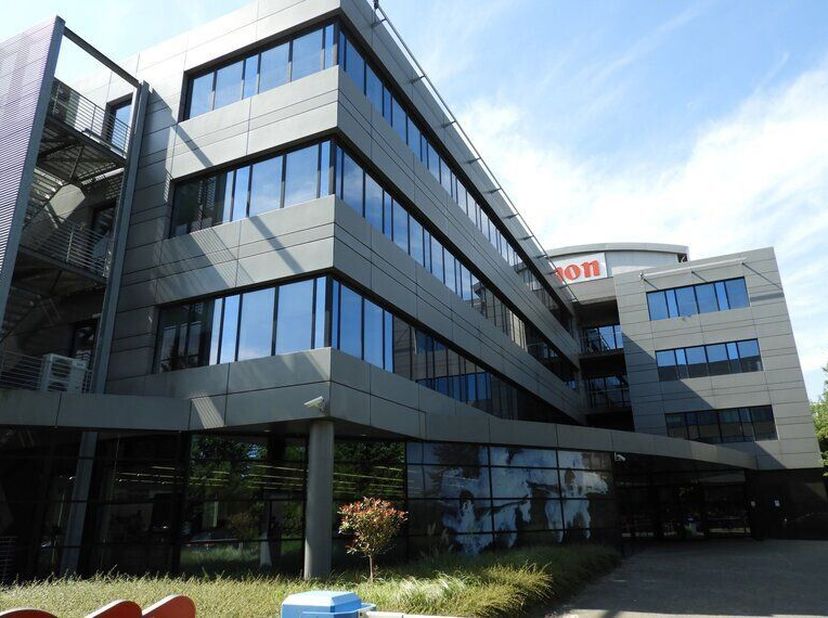 Je vestigt je bedrijf in een volledig gerenoveerd kantoorgebouw dat een hoogwaardige werkomgeving combineert met een strategische positie in het Bruss