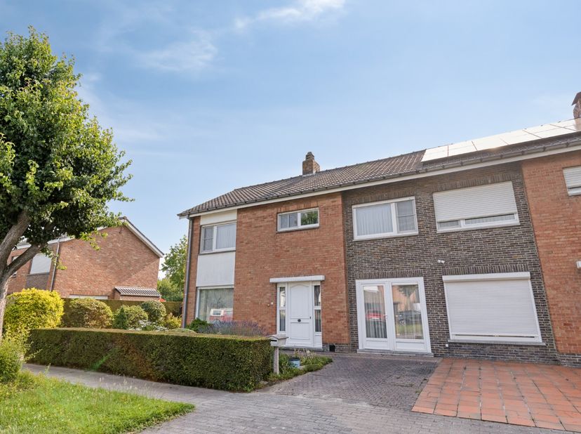 Instapklare halfopen gezinswoning met 5 slaapkamers, dubbele garage en verzorgde tuin<br />
<br />
Op zoek naar een ruime gezinswoning waar comfort, r