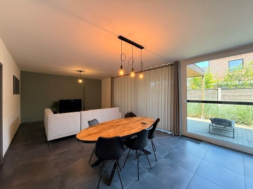 Dit appartement op de gelijkvloerse verdieping werd gebouwd in 2016 en is gelegen in een zeer rustige buurt in Wurfeld, nabij Maaseik. Het werd afgewe