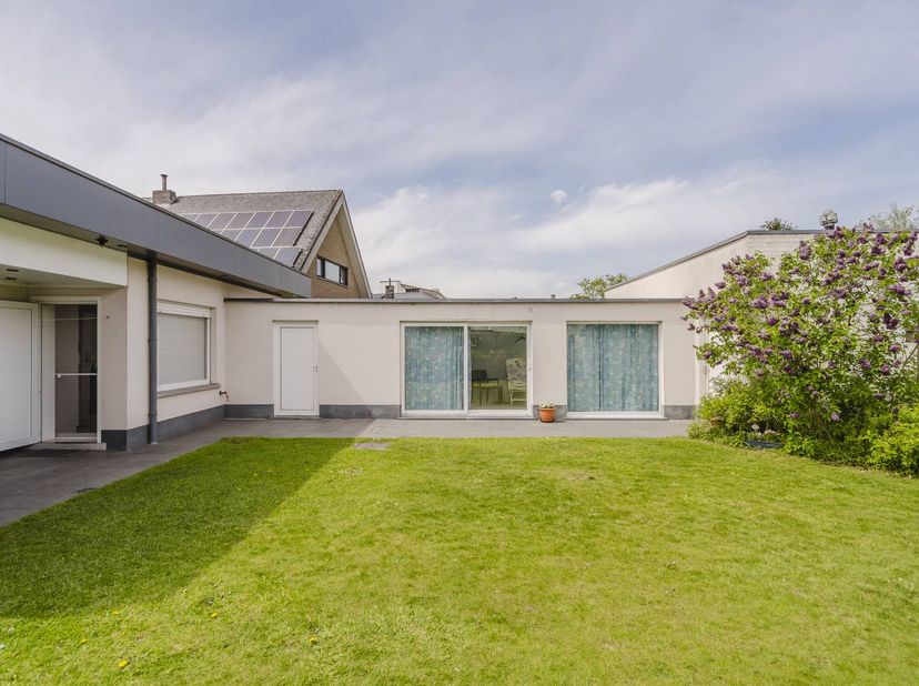 Vous recherchez une maison de plain-pied offrant de l'espace et des possibilités ? Ce bungalow à rénover situé dans le quartier populaire de Marke off