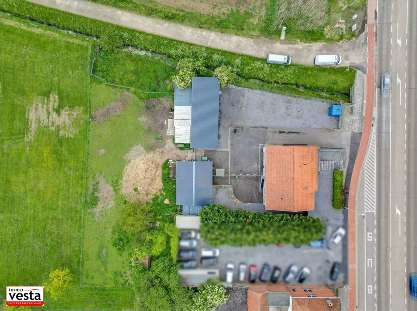 Dit investeringspand ligt op de Luikersteenweg, nabij het centrum van Sint-Truiden. Het pand werd opgesplitst in twee wooneenheden en werd ook recent