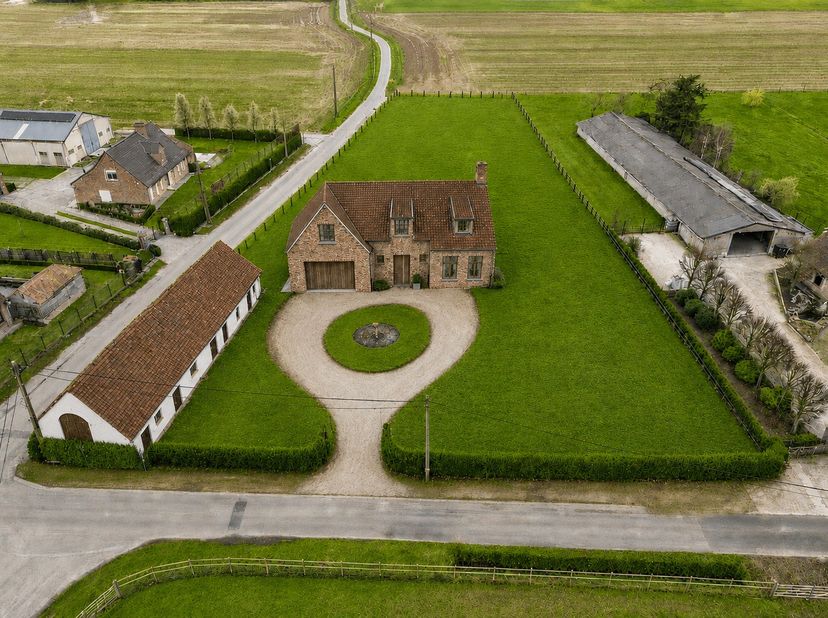 Deze HOEVE met BIJGEBOUW situeert zich centraal tussen Dentergem en Oostrozebeke, dit op een perceel van liefst 4.310m²! Deze hoeve omvat een ruime te