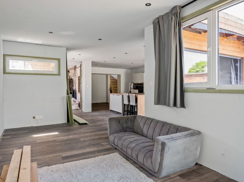 Gerenoveerde HOB op 1382 m²<br />
<br />
Ligging<br />
Gelegen in Bosdorp te Stekene, geniet deze halfopen bebouwing van een aangename woonomgeving