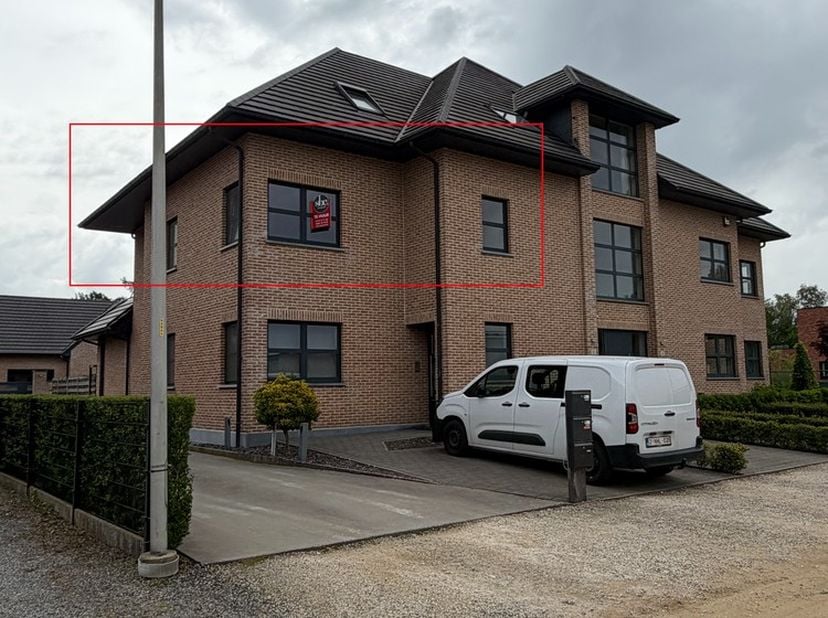 In de Gulden Boomkensweg te Zonhoven vinden we dit instapklaar appartement van ca. 80m² met 2 slaapkamers en ruim terras.<br />
&amp;nbsp;<br />
Indeling: