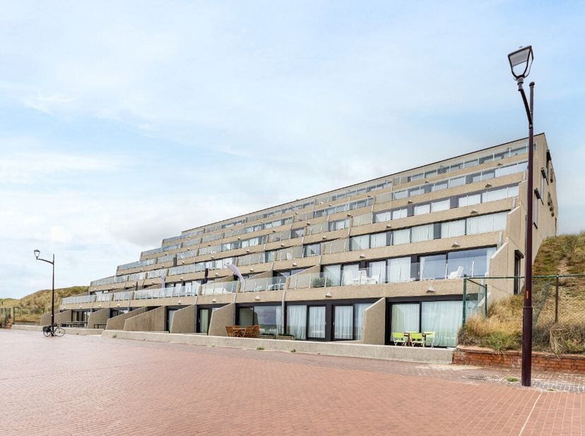De Haan: Appartement de deux chambres avec une magnifique vue dégagée sur la mer, les dunes et la verdure à vendre dans un emplacement privilégié à De