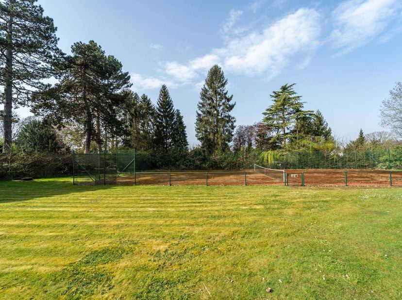 Situation unique à l'orée du Bois de la Cambre, terrain de ± 25 ares sur lequel il y a un terrain de tennis.<br />
Le permis est disponible sur simple