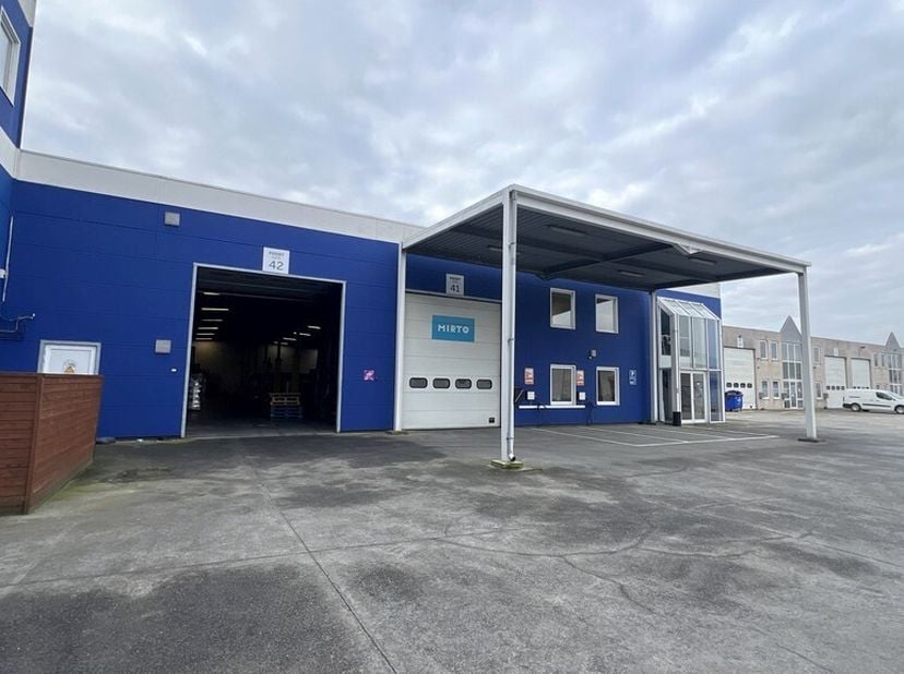 2544m² magazijn/opslagruimte met 3 automatische sectionale poorten, verschillende lokalen/burelen, refter en sanitair<br />
Ligging: strategisch geleg