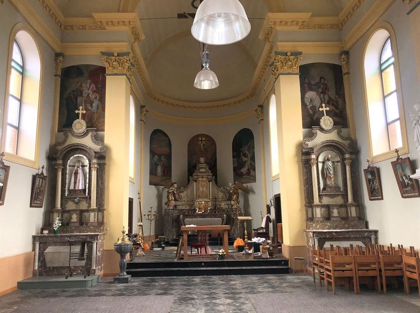 Wie een originele woongelegenheid zoekt of een originele werkplek wenst, vindt zeker zijn gading in deze kerk.<br />
Landelijk gelegen en dit in een k