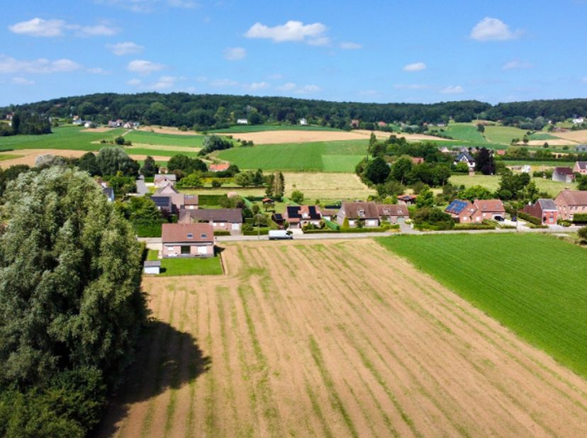Met een oppervlakte van maar liefst 6600m², biedt deze grond voldoende ruimte om + - 10 woningen (type OPEN BEBOUWING OF HALFOPEN) te bouwen, na aanvr