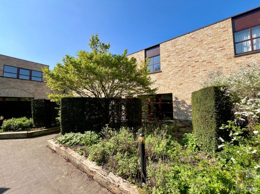 Bezoek na afspraak met IMMOBOSS per e-mail: ronse@immoboss.be<br />
<br />
Deze ruime duplex van 119m2, maakt deel uit van Residentie "Castle" pal in