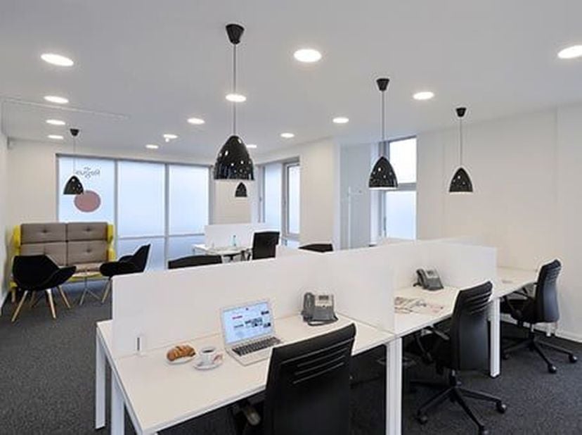 Dit businesscentrum biedt je een aangename en hedendaagse kantooromgeving die volledig meegroeit met je ambities. De strategische ligging tussen versc