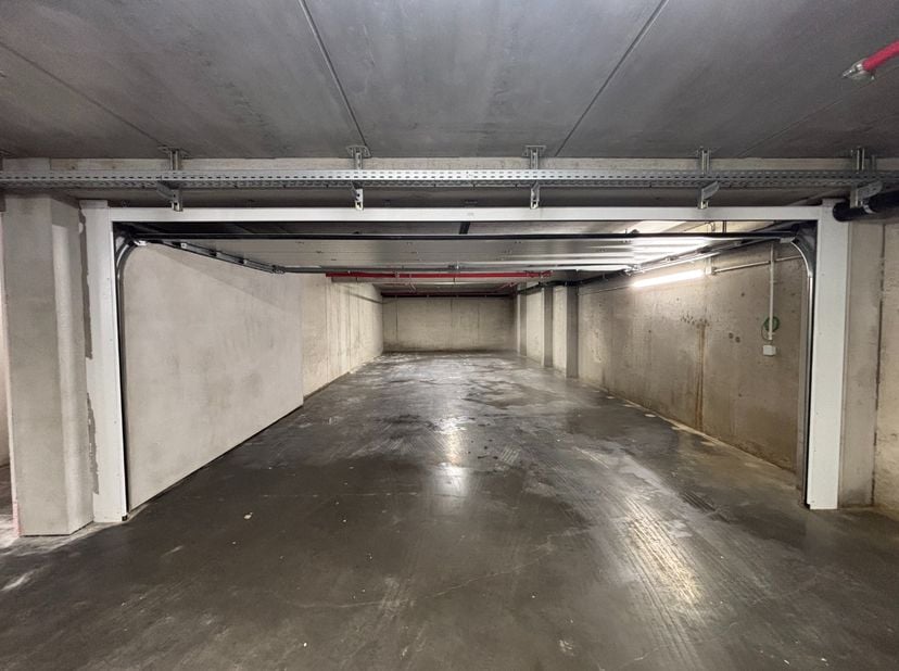 Deze praktische afgesloten garagebox is gelegen aan de Ijzerlaan, in nieuwbouwresidentie 'Eclips' in het bruisende Middelkerke.<br />
Ze heeft een aan
