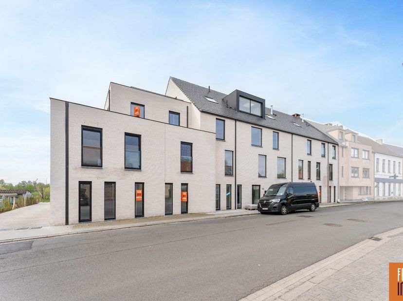 Residentie Kroonevoorde biedt dit LAATSTE tuinappartement aan in het centrum van Handzame. <br />
Hedendaags comfort en een gezellige buitenzone, dit