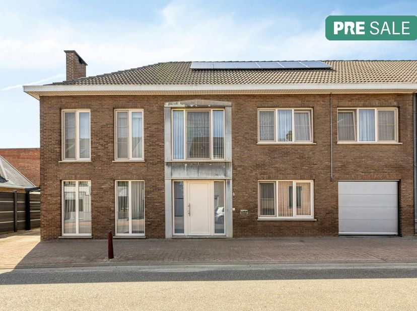 Bent u op zoek naar een gezellige, instapklare woning op een goede locatie? Dan is deze gezinswoning, gelegen aan de Schepenenlaan 6 in Bilzen-Hoeselt