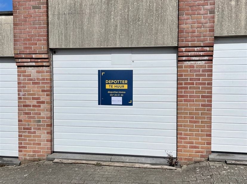 Garagebox te huur centrum Ieper.<br />
<br />
- Elektriciteit aanwezig.<br />
- Automatische poort.<br />
- Vrij vanaf 01/08/2026