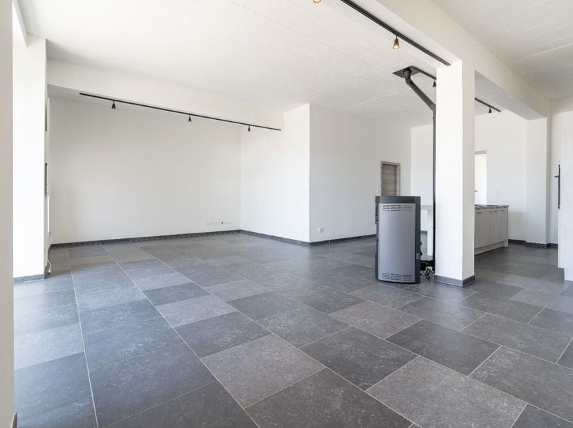 ERA B-LUX a le plaisir de vous présenter ce superbe appartement de 150 m² à l'esprit loft, idéalement situé à Heinsch, à seulement quelques minutes d'