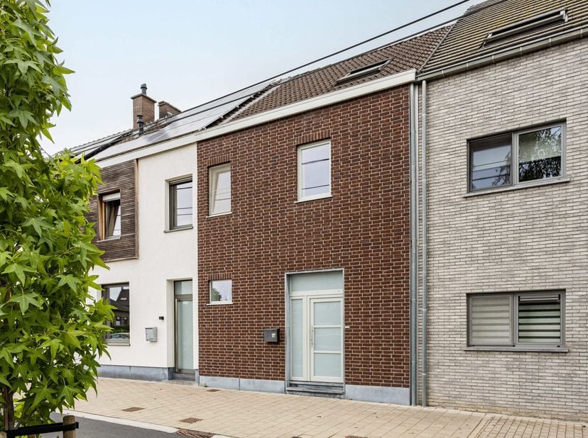 Deze instapklare totaal gerenoveerde woning is gelegen in een rustige straat en bestaat op het gelijkvloers uit een inkomhal, berging, apart toilet, e