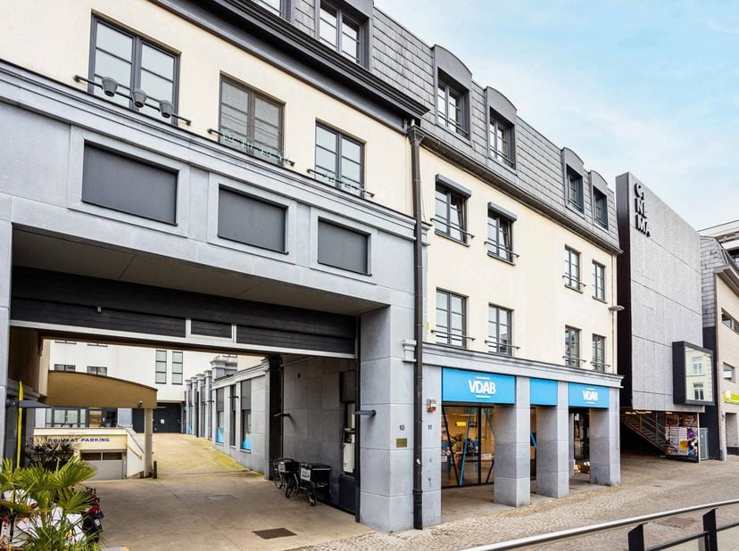 Dit gezellige en lichtrijke appartement ligt op de tweede verdieping van een kleine, rustige residentie in het centrum van Aalst.<br />
Het beschikt o