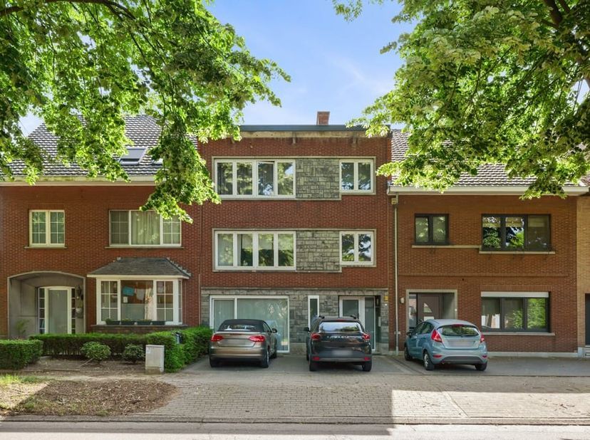 Langs de Fabriekstraat kunnen we ter hoogte van nummer 99 dit knap gelijkvloers appartement terugvinden. We kunnen hier spreken van een zeer centrale