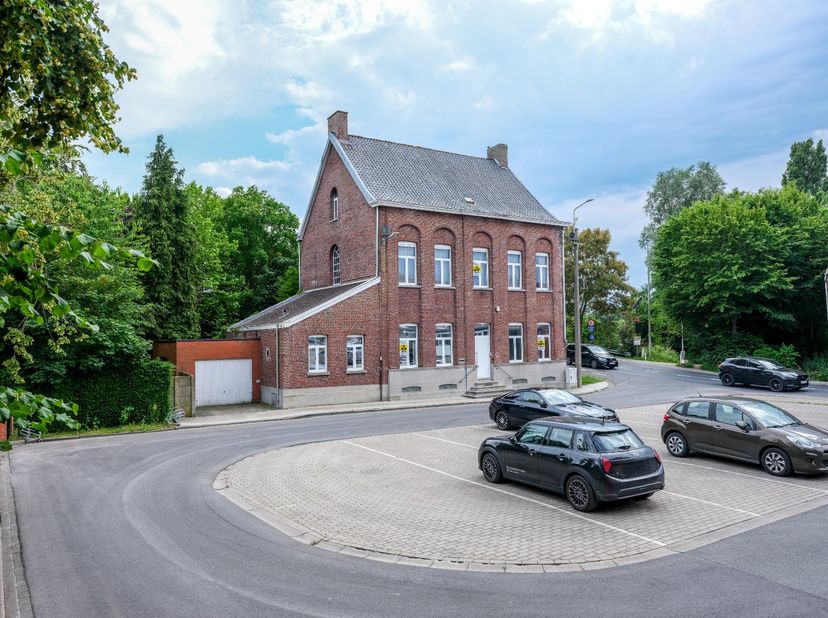 Deze woning is gelegen op een centrale ligging pal aan het dorpsplein en onder de kerktoren te Emelgem, dit kortbij Izegem centrum en Ingelmunster. <b