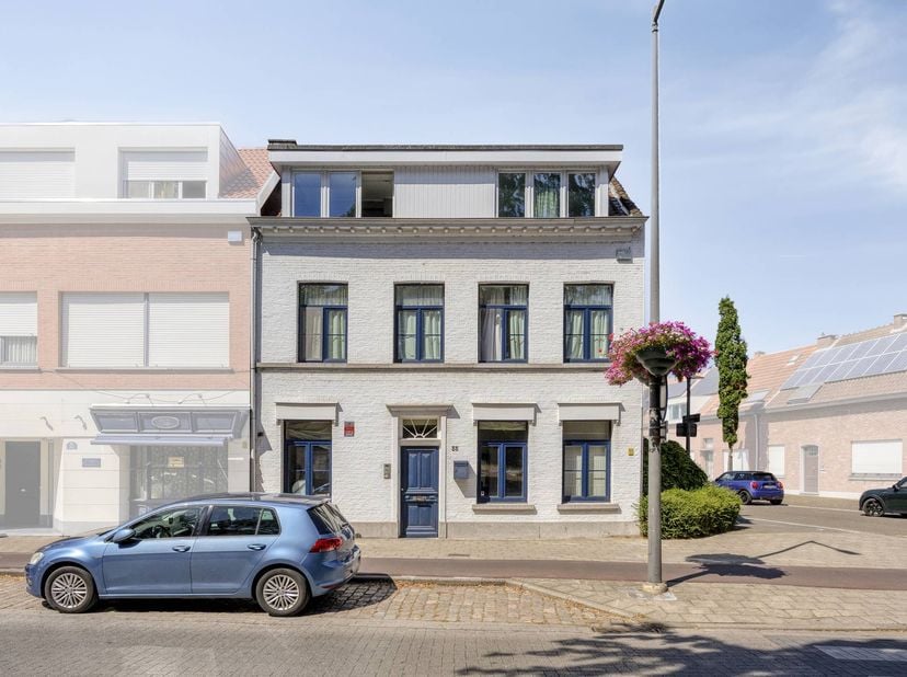Gelijkvloers (ca. 148 m²): <br />
Bij het betreden van de woning komt u binnen in een ruime inkomhal, die het centrale scharnierpunt vormt van het gel