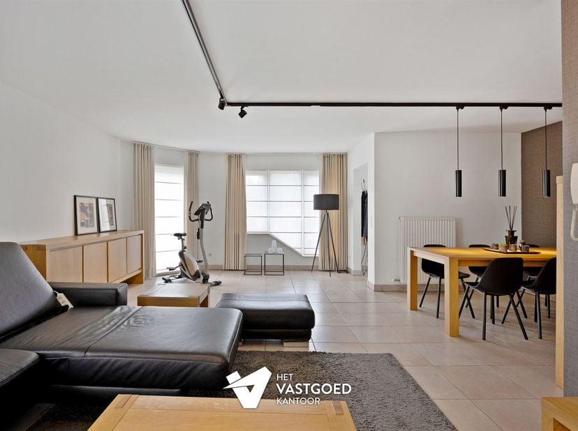 Zeer ruim duplex appartement van 159m² met zeer praktische indeling en kwalitatieve afwerking. <br />
<br />
Belangrijkste troeven: <br />
- Centra