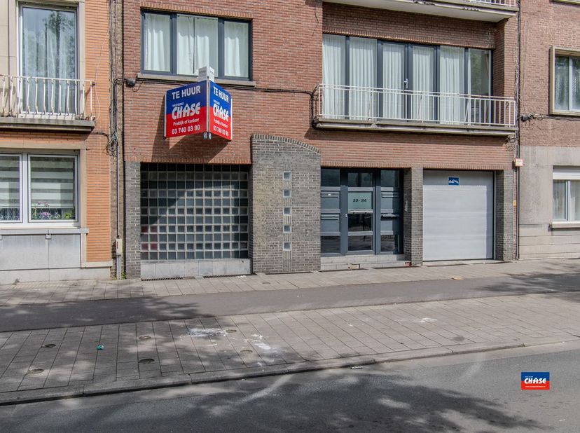 KANTOOR OF PRAKTIJKRUIMTE | GELEGEN OP HET GELIJKVLOERS VAN VERZORGD GEBOUW | EPC E | 117m2<br />
Indeling als volgt: wachtzaal / bureauruimte - keuk