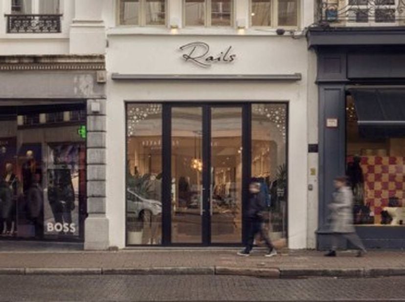Dit handelspand is gelegen in de Huidevettersstraat, vlakbij de Meir, en beschikt over een commerciële eerste verdieping (+/- 74m²) en op de 2e en 3e