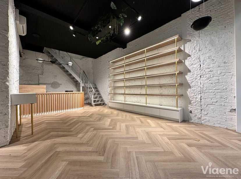 Bedrijfsvastgoed te huur in James Ensorgalerij 24,
                    8400 Oostende