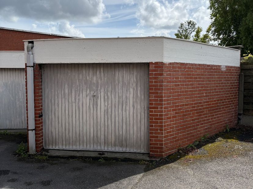 Garagebox te koop 18,88m² in Roeselare<br />
Oppervlakte van de garagebox is 18,88m².<br />
Er is elektriciteit aanwezig.