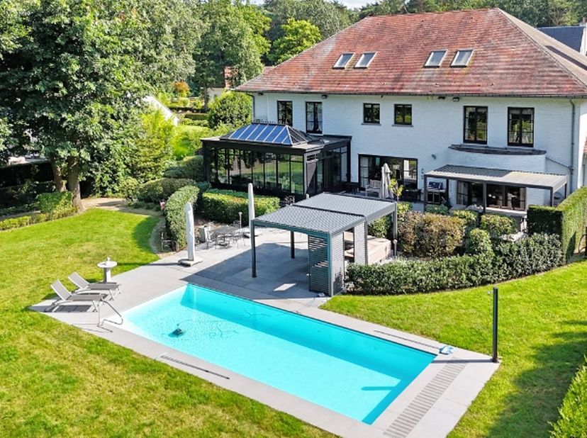 Residentieel gelegen zeer ruime standingvolle villa op een perceel van 29 are 42 ca met mooie aangelegde tuin, verwarmd openluchtzwembad en ruime terr
