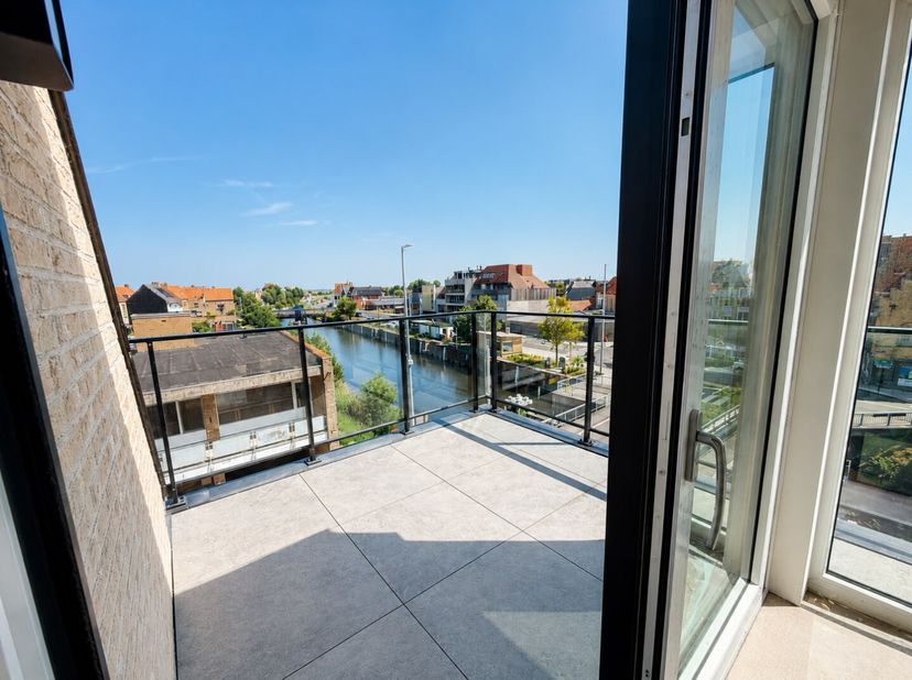 Dit prachtige appartement is gelegen in residentie The Bridge aan de Ooststraat te Veurne, op wandelafstand van de Grote Markt en alle voorzieningen d