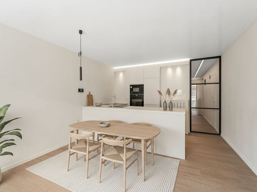 Dit volledig gerenoveerde appartement bevindt zich in de aangename strandwijk van Zeebrugge en werd in 2026 tot in de puntjes afgewerkt. Dankzij de re