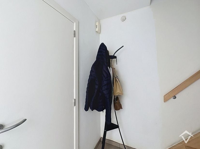 Bent u op zoek naar een instapklare en energiezuinige woning op een vlotte locatie? Deze recente gezinswoning in de Stationsstraat te Eernegem combine