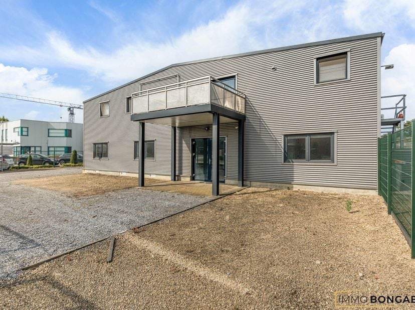 Dit pand is gelegen op het industrieterrein in Meeuwen (Oudsbergen). De ruimte heeft een oppervlakte van 176m² en kan voor verschillende doeleinden ge