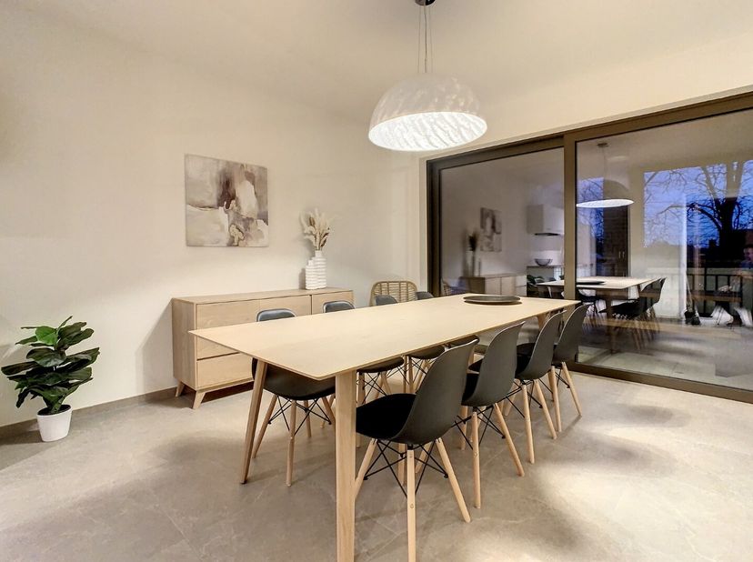Deze instapklare nieuwbouwwoning werd in 2023 opgeleverd en maakt deel uit van het nieuwbouwproject "De Groene Wal". Typerend zijn de grote ramen die