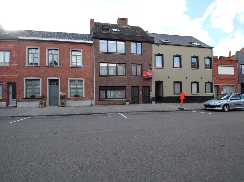 Gelijkvloers appartement, gelegen in hartje Leopoldsburg.<br />
Bestaande uit:<br />
- Inkomhal<br />
- Woonkamer<br />
- Keuken<br />
- 2 slaapkamers