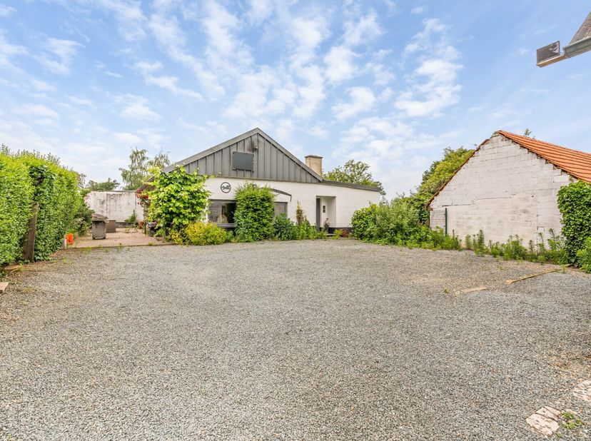 Deze te renoveren woning is gelegen op een uniek perceel grond van 36a67ca aan de de bosrand te Neeroeteren.<br />
Troeven:<br />
- Gelijkvloerse woni