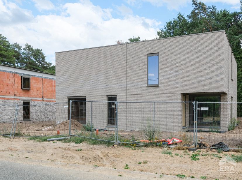 Op een uiterst gunstige locatie in Genk, slechts 5 minuutjes van het ziekenhuis verwijderd en eveneens vlakbij het centrum met het bruisende stadleven