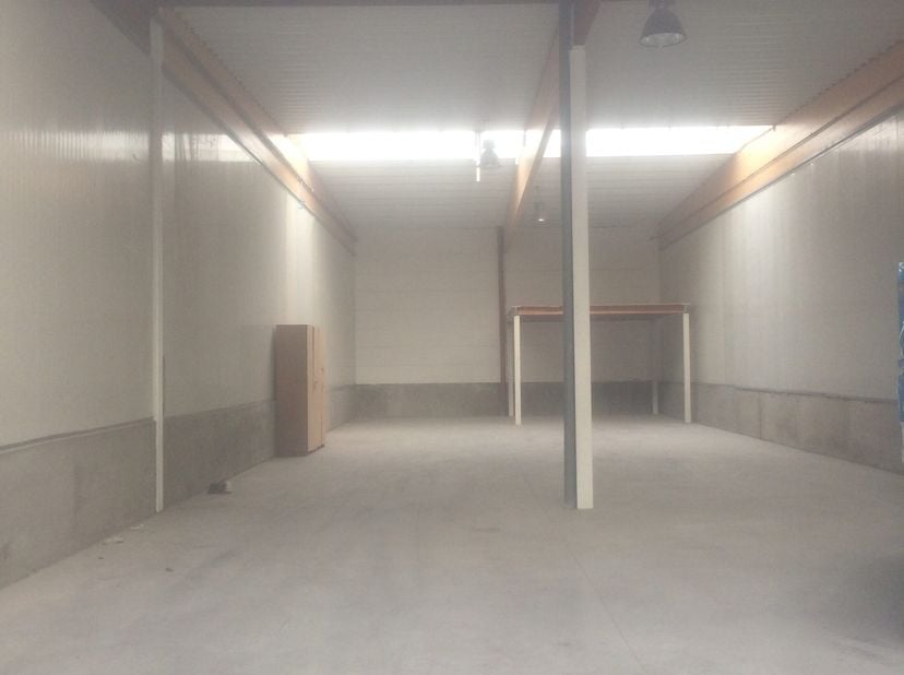 Te huur Loods met bureelruimte Vrij: januari 2026