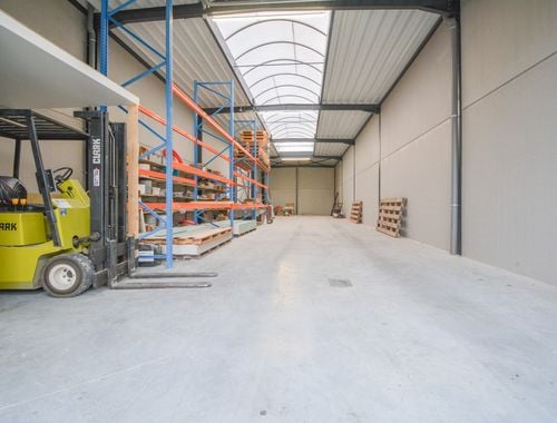                                         Magazijn zonder bureel te huur in Izegem, € 850
