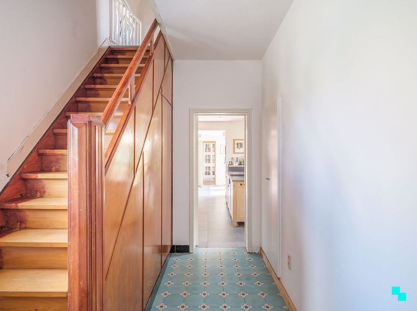 Deze vrijstaande woning met een bruikbare vloeroppervlakte van circa 207 m² is gelegen op een perceel van 731 m² in de Poelstraat, de verbindingsweg t