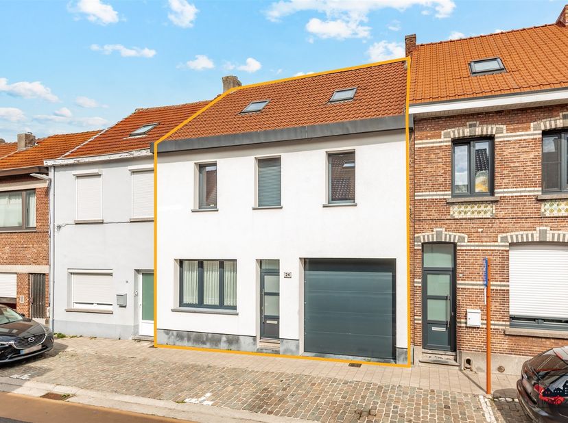 Bent u op zoek naar een ruime woning met als kers op de taart een groot magazijn? Dan is dit zeker iets voor u.<br />
<br />
Op een boogscheut van n