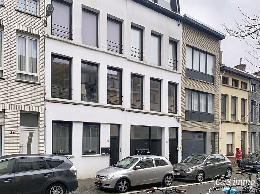 Bel appartement au premier étage avec deux chambres à coucher, situé à proximité du parc Spoor Noord. À l'arrière, un espace de vie lumineux (environ